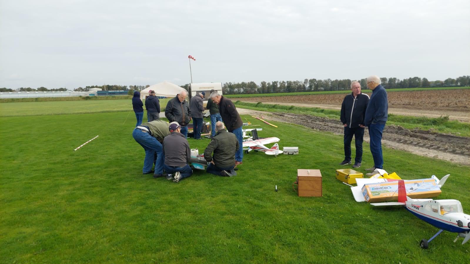 Leden van de club bij de startplaats op het vliegveld